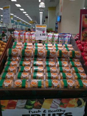 Perak, Malezya. 2 Kasım 2021: Aeon Sri Manjung Süpermarketinin rafında satılığa çıkarılan çeşitli yerel meyve ve sebze çeşitleri.