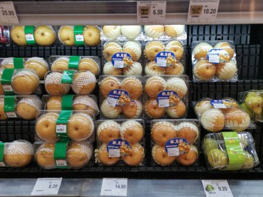 Perak, Malezya. 2 Kasım 2021: Aeon Sri Manjung Süpermarketinin rafında satılığa çıkarılan çeşitli yerel meyve ve sebze çeşitleri.