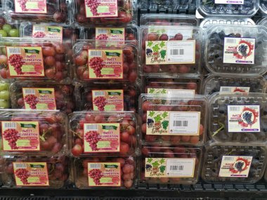 Perak, Malezya. 2 Kasım 2021: Aeon Sri Manjung Süpermarketinin rafında satılığa çıkarılan çeşitli yerel meyve ve sebze çeşitleri.