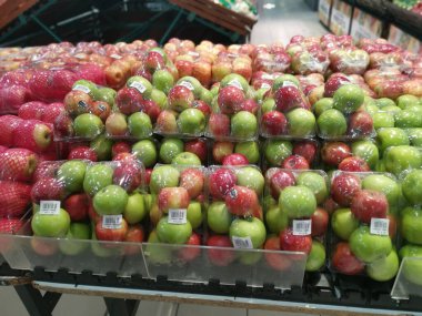 Perak, Malezya. 2 Kasım 2021: Aeon Sri Manjung Süpermarketinin rafında satılığa çıkarılan çeşitli yerel meyve ve sebze çeşitleri.