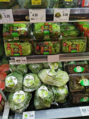 Perak, Malezya. 2 Kasım 2021: Aeon Sri Manjung Süpermarketinin rafında satılığa çıkarılan çeşitli yerel meyve ve sebze çeşitleri.