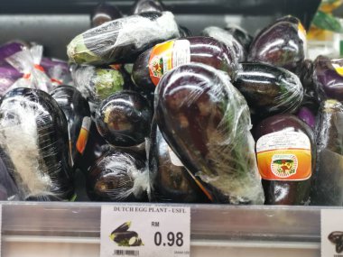 Perak, Malezya. 2 Kasım 2021: Aeon Sri Manjung Süpermarketinin rafında satılığa çıkarılan çeşitli yerel meyve ve sebze çeşitleri.