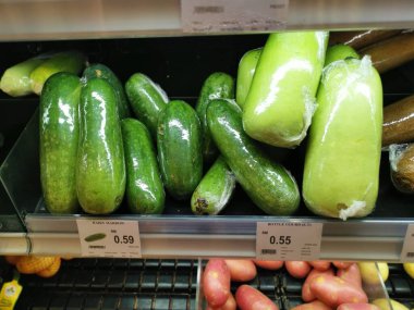 Perak, Malezya. 2 Kasım 2021: Aeon Sri Manjung Süpermarketinin rafında satılığa çıkarılan çeşitli yerel meyve ve sebze çeşitleri.