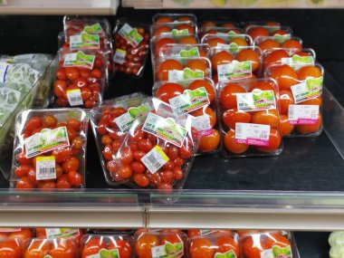 Perak, Malezya. 2 Kasım 2021: Aeon Sri Manjung Süpermarketinin rafında satılığa çıkarılan çeşitli yerel meyve ve sebze çeşitleri.