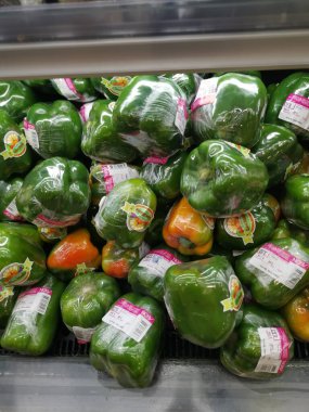 Perak, Malezya. 2 Kasım 2021: Aeon Sri Manjung Süpermarketinin rafında satılığa çıkarılan çeşitli yerel meyve ve sebze çeşitleri.