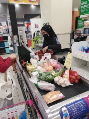 Perak, Malezya. 2 Kasım 2021: Aeon Sri Manjung Süpermarketindeki kasiyer tezgahının çevresindeki işlem kontrol sahnesi.