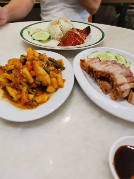 Nasi Ayam Terkenal Makanan Pokok Malaysia Dengan Sayuran Campuran Dan — Stok Foto