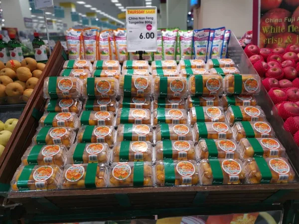 Perak, Malezya. 2 Kasım 2021: Aeon Sri Manjung Süpermarketinin rafında satılığa çıkarılan çeşitli yerel meyve ve sebze çeşitleri.