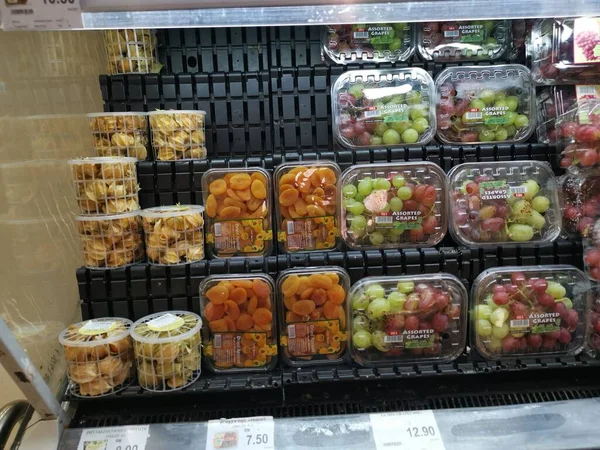 マレーシアのパーク 2021年11月22日 イオンスリランカ万寿スーパーマーケットの棚販売パッケージに包まれた地元産の果物や野菜の輸入品種 — ストック写真