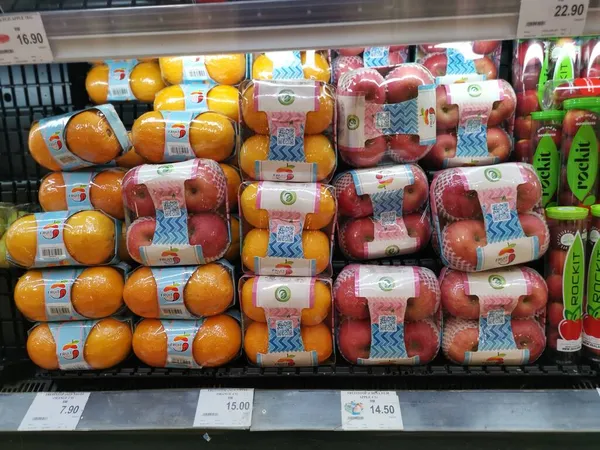 マレーシアのパーク 2021年11月22日 イオンスリランカ万寿スーパーマーケットの棚販売パッケージに包まれた地元産の果物や野菜の輸入品種 — ストック写真