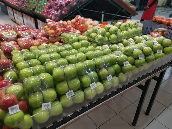 Perak, Malezya. 2 Kasım 2021: Aeon Sri Manjung Süpermarketinin rafında satılığa çıkarılan çeşitli yerel meyve ve sebze çeşitleri.