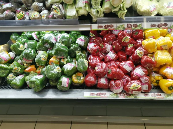 马来西亚 波拉克 2021年11月2日 在Aeon Sri Manjung超级市场的货架上出售的各种进口水果和蔬菜以及包装在当地的水果和蔬菜 — 图库照片