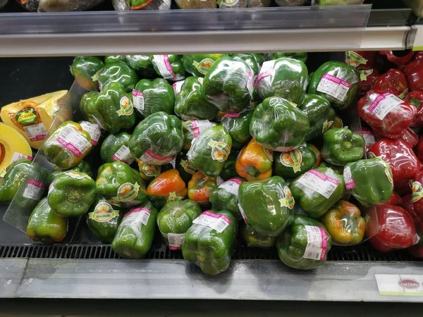 马来西亚 波拉克 2021年11月2日 在Aeon Sri Manjung超级市场的货架上出售的各种进口水果和蔬菜以及包装在当地的水果和蔬菜 — 图库照片