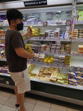 Perak, Malezya. 2 Kasım 2021: Margarin ve tereyağı çeşitleri Aeon Sri Manjung Süpermarketinin rafında paketlenmiş veya paketlenmiştir..