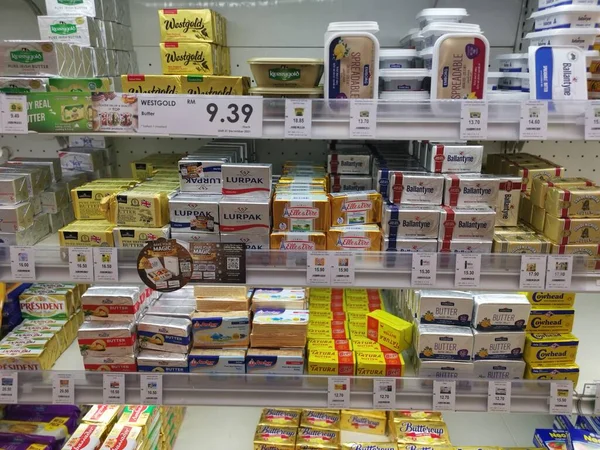 マレーシアのパーク 2021年11月22日 イオンスリランカ万寿スーパーマーケットの棚販売パッケージにマルガリンとバターの品種が詰められ 包装されます — ストック写真