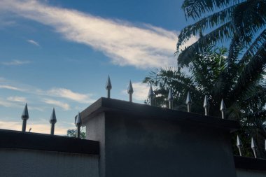 Duvarın etrafını saran demir çiviler.