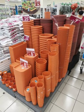Perak, Malezya. 2 Kasım 2021: Aeon Sri Manjung Süpermarketinde satılık ve sergilenmek üzere çok sayıda plastik saksı yığını.