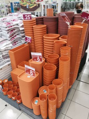 Perak, Malezya. 2 Kasım 2021: Aeon Sri Manjung Süpermarketinde satılık ve sergilenmek üzere çok sayıda plastik saksı yığını.