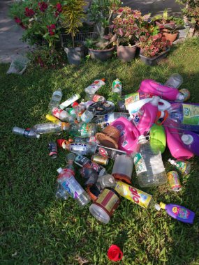 Perak, Malezya. 8 Aralık 2021: Bahçenin bahçesinde bahçenin geri dönüşümü için birikmiş çeşitli miktarlarda kullanılmış plastik şişe, Kg Koh.