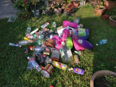 Perak, Malezya. 8 Aralık 2021: Bahçenin bahçesinde bahçenin geri dönüşümü için birikmiş çeşitli miktarlarda kullanılmış plastik şişe, Kg Koh.