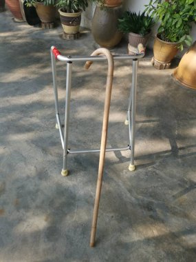 Çizgili baston ve paslanmaz metal yürüteç