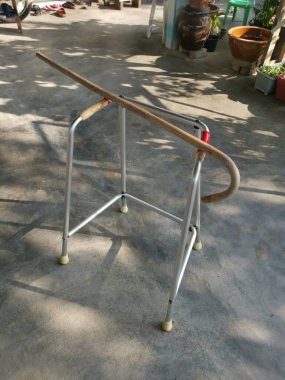 Çizgili baston ve paslanmaz metal yürüteç