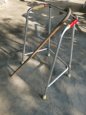 Çizgili baston ve paslanmaz metal yürüteç