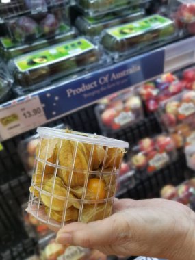 Perak, Malezya. Aralık 12021: Olgunlaşmış ve kurutulmuş bektaşi üzümlü pelerin Aeon Alışveriş Süpermarketi Sri Manjung 'da satışta ve sergilenmektedir..