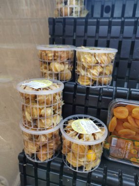 Perak, Malezya. Aralık 12021: Olgunlaşmış ve kurutulmuş bektaşi üzümlü pelerin Aeon Alışveriş Süpermarketi Sri Manjung 'da satışta ve sergilenmektedir..