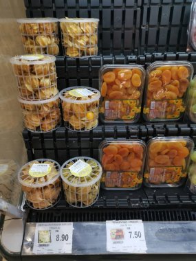 Perak, Malezya. Aralık 12021: Olgunlaşmış ve kurutulmuş bektaşi üzümlü pelerin Aeon Alışveriş Süpermarketi Sri Manjung 'da satışta ve sergilenmektedir..