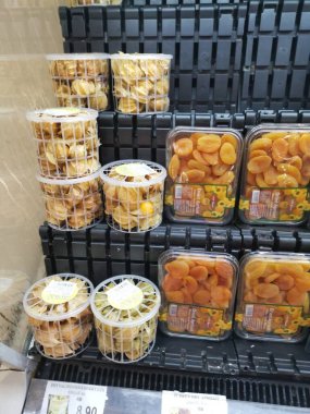 Perak, Malezya. Aralık 12021: Olgunlaşmış ve kurutulmuş bektaşi üzümlü pelerin Aeon Alışveriş Süpermarketi Sri Manjung 'da satışta ve sergilenmektedir..