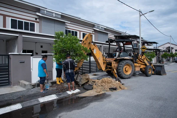 Perak Malasia Diciembre 2021 Trabajador Waterwork Tractor Desenterraron Tierra Calle —  Fotos de Stock