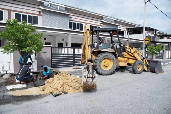 Perak Malajzia 2021 December Vízmunkás Traktora Kiásta Földet Aszfaltozott Utcából — Stock Fotó