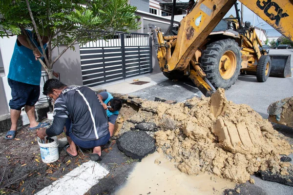 Perak Malaysia December 2021 Waterwork Worker Its Tractor Dug Earth — Stock Photo, Image