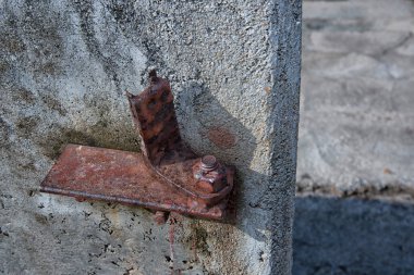 Sadece paslanmış menteşesi olan kırık demir kapı..