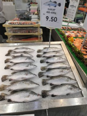 Perak, Malezya. 30 Kasım 2021: Aeon Alışveriş Süpermarketi Sri Manjung 'da sergilenmek ve satılmak üzere pişmemiş taze deniz ürünleri sıraları