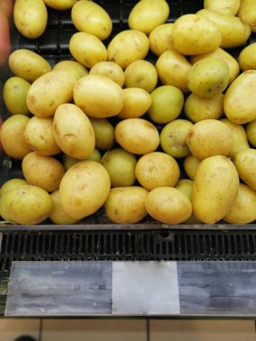 Taze Avustralya patatesleri yığını