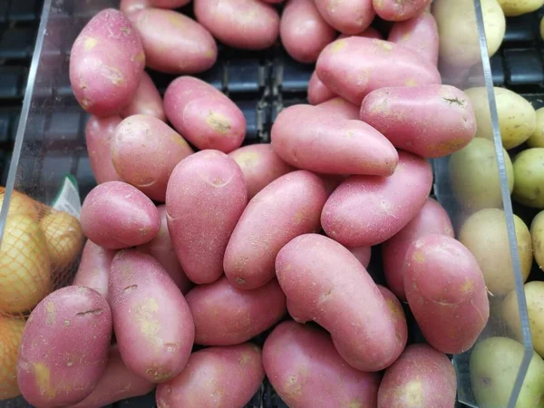 Taze Avustralya patatesleri yığını