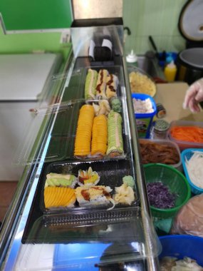 Perak, Malezya. 1 Aralık 2021: Sebze Suşi restoranındaki suşi hazırlama masasının mutfak düzeni, Ipoh.