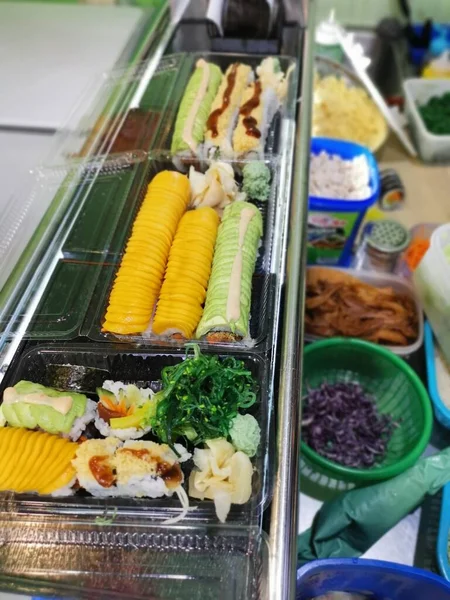 말레이시아 2021 이포에 Vegetable Sushi 식당에서 초밥을 준비하는 식탁의 — 스톡 사진