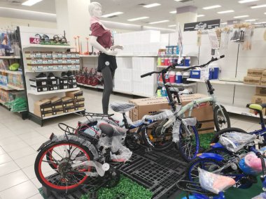Perak, Malezya. 16 Aralık 2021: Aeon Alışveriş süpermarketi Sri Manjung 'da birçok çocuk ve yeni bisiklet türü satışa sunuldu.