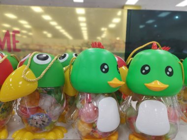 Perak, Malezya. 16 Aralık 2021: Aeon Alışveriş süpermarketi Sri Manjung 'daki raflarda satışta ve sergilenmekte olan renkli hayvan şekilli kaplara sarılıp şişelenmiş renkli jöle.