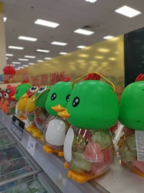 Perak, Malezya. 16 Aralık 2021: Aeon Alışveriş süpermarketi Sri Manjung 'daki raflarda satışta ve sergilenmekte olan renkli hayvan şekilli kaplara sarılıp şişelenmiş renkli jöle.