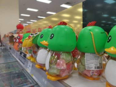Perak, Malezya. 16 Aralık 2021: Aeon Alışveriş süpermarketi Sri Manjung 'daki raflarda satışta ve sergilenmekte olan renkli hayvan şekilli kaplara sarılıp şişelenmiş renkli jöle.