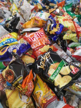 Perak, Malezya. 16 Aralık 2021: Aeon Alışveriş süpermarketi Sri Manjung 'da sergilenen ve satışa sunulan abur cubur ve kraker çeşitleri.