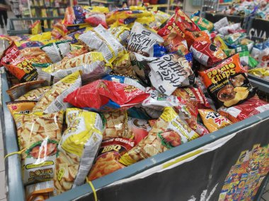 Perak, Malezya. 16 Aralık 2021: Aeon Alışveriş süpermarketi Sri Manjung 'da sergilenen ve satışa sunulan abur cubur ve kraker çeşitleri.