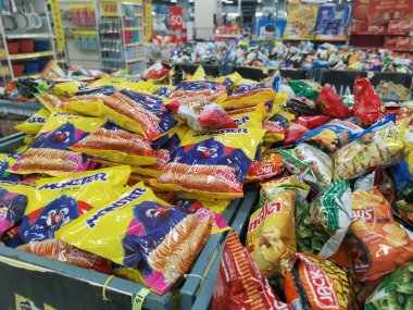 Perak, Malezya. 16 Aralık 2021: Aeon Alışveriş süpermarketi Sri Manjung 'da sergilenen ve satışa sunulan abur cubur ve kraker çeşitleri.