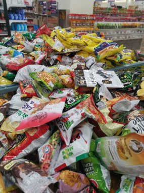 Perak, Malezya. 16 Aralık 2021: Aeon Alışveriş süpermarketi Sri Manjung 'da sergilenen ve satışa sunulan abur cubur ve kraker çeşitleri.