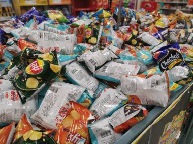 Perak, Malezya. 16 Aralık 2021: Aeon Alışveriş süpermarketi Sri Manjung 'da sergilenen ve satışa sunulan abur cubur ve kraker çeşitleri.