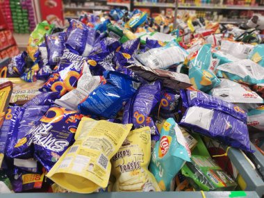 Perak, Malezya. 16 Aralık 2021: Aeon Alışveriş süpermarketi Sri Manjung 'da sergilenen ve satışa sunulan abur cubur ve kraker çeşitleri.